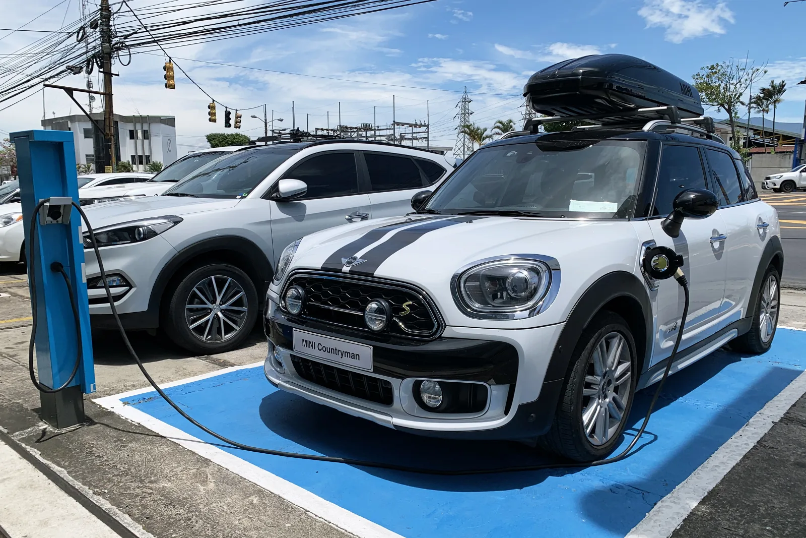 Híbrido o eléctrico en 2026: la respuesta depende de tu calle, no del coche