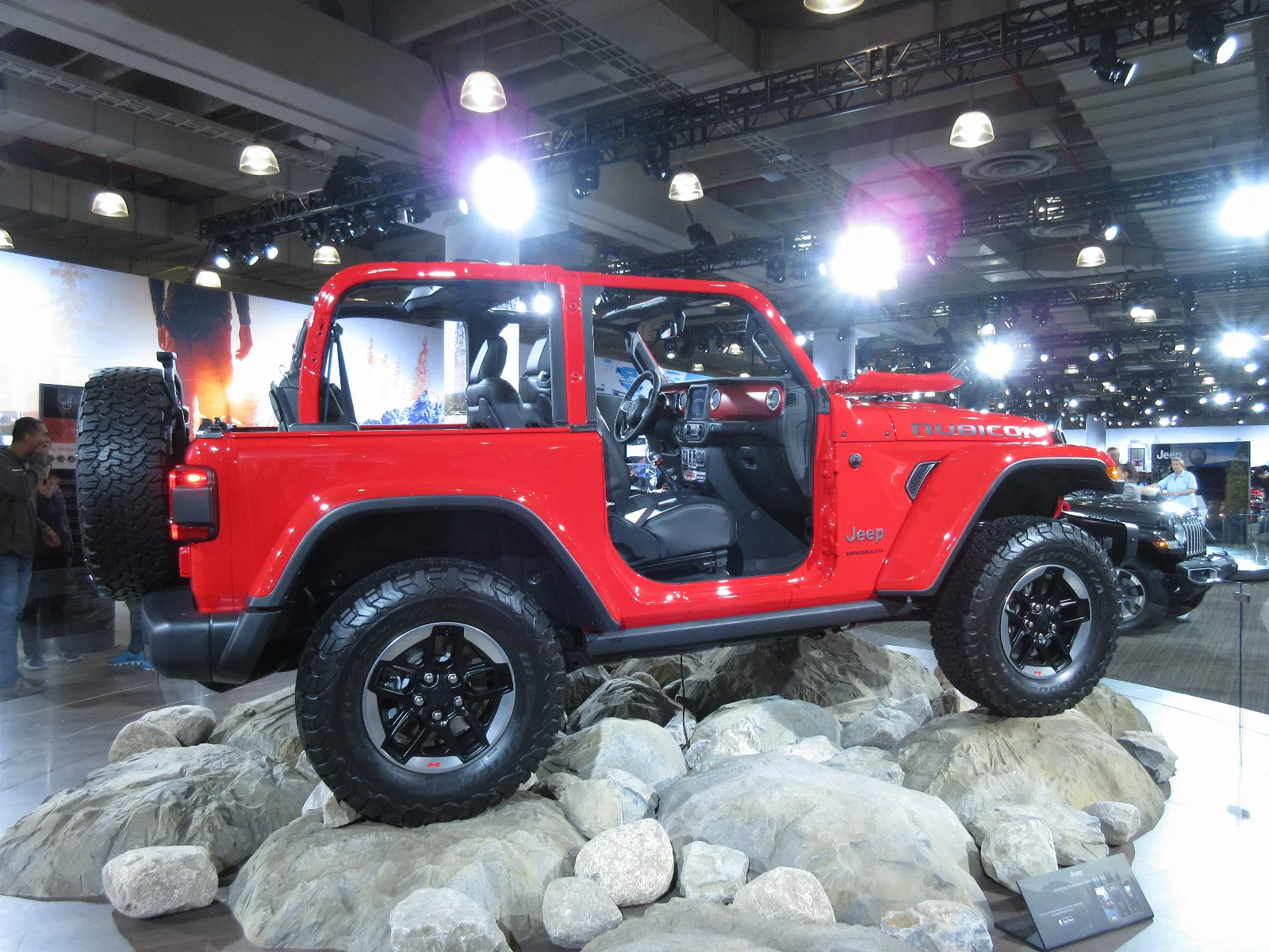https://upload.wikimedia.org/wikipedia/commons/e/e6/New_York_International_Auto_Show_NYIAS_%2827460257768%29.jpg?utm_source=commons.wikimedia.org&utm_campaign=index&utm_content=original